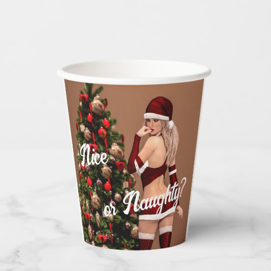 Sexy Santa Girl in der Nähe des Weihnachtsbaumes Pappbecher (Vorderseite)