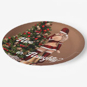 Sexy Santa Girl in der Nähe des Weihnachtsbaumes Pappteller (Schrägansicht)