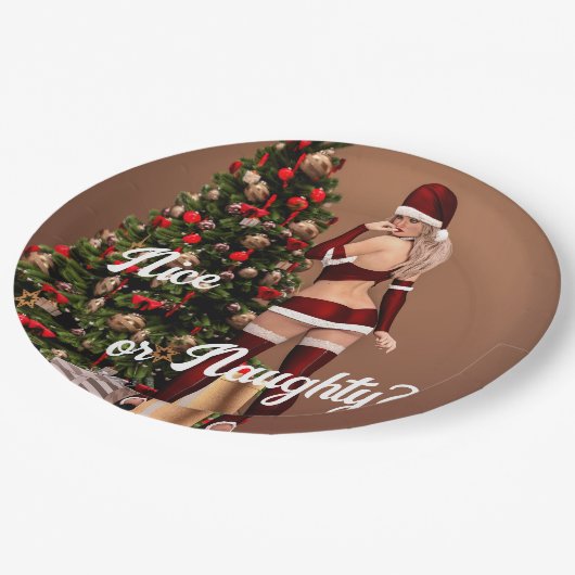 Sexy Santa Girl in der Nähe des Weihnachtsbaumes Pappteller (Schrägansicht)