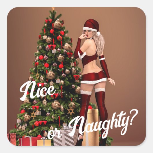 Sexy Santa Girl in der Nähe des Weihnachtsbaumes Quadratischer Aufkleber (Vorderseite)