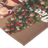Sexy Santa Girl in der Nähe des Weihnachtsbaumes Tischdecke (Schrägansicht)