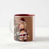 Sexy Santa Girl in der Nähe des Weihnachtsbaumes Zweifarbige Tasse (Vorderseite Links)