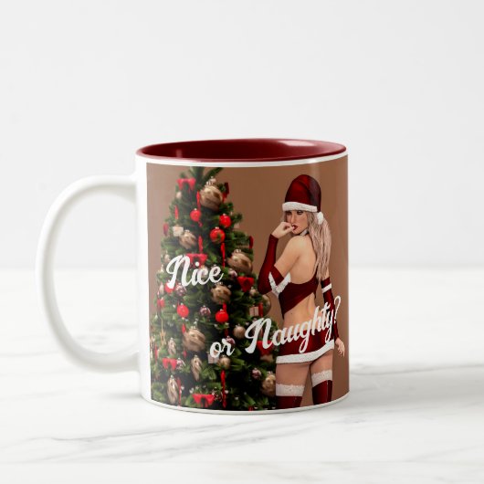 Sexy Santa Girl in der Nähe des Weihnachtsbaumes Zweifarbige Tasse (Links)