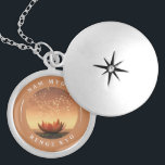SGI Buddhist Locket Necklace mit NMRK<br><div class="desc">Eine Uhrenkette mit Lotus-Blume und "Nam Myoho Renge Kyo" - ein wunderschönes Geschenk für Ihren Lieblingshbuddhisten! :) Vollständig anpassbar - Ändern Sie das Bild,  die Größe oder den Hintergrund,  fügen Sie Ihren eigenen Text oder Bild.</div>
