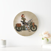 Sgt. Davidson Army Motorcycle Pinup Clock Große Wanduhr (Zuhause)