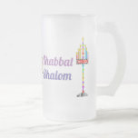 Shabbat Shalom Menorah mattierte Tasse<br><div class="desc">Zwei sehr bunte,  lustige Menorahs,  einer davon mit Shin und der andere "Shabbat Shalom" auf Englisch und Hebräisch - und ein ebenso bunter Star von David schmücken diese mattierte Tasse gerade noch rechtzeitig für Shabbat. Viel Spaß! ~ Karyn</div>