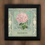 Shabby Chic Türkis Pink Chrysanthemum Monogram Erinnerungskiste<br><div class="desc">Dieses personalisierte Design verbindet ein riesiges Rosa und Weiß Chrysanthemum aus einer Vintagen botanischen Abbildung und eine staubige türkisfarbene Architektur, die von einem Wohnzimmer und Kamin zeichne. Die sanften Farbtöne erinnern an das französische Shabby Chic oder an das französische Bauernhaus und harmonieren mit dem zeitgenössischen und alten Stil. Der Name...</div>