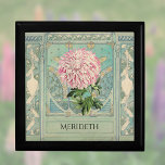 Shabby Chic Türkis Pink Chrysanthemum Monogram Erinnerungskiste<br><div class="desc">Dieses personalisierte Design verbindet ein riesiges Rosa und Weiß Chrysanthemum aus einer Vintagen botanischen Abbildung und eine staubige türkisfarbene Architektur, die von einem Wohnzimmer und Kamin zeichne. Die sanften Farbtöne erinnern an das französische Shabby Chic oder an das französische Bauernhaus und harmonieren mit dem zeitgenössischen und alten Stil. Der Name...</div>
