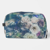 Shabby Chic White & Faded Pink Roses On Blue Waschbeutel (Vorderseite)