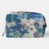 Shabby Chic White & Faded Pink Roses On Blue Waschbeutel (Rückseite)