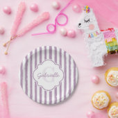 Shabby Lila gestrichene Streifen Monogramm und Nam Pappteller (Party)