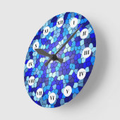 Shades of Blue Stached Glass von Shirley Taylor Runde Wanduhr (Winkel)
