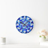 Shades of Blue Stached Glass von Shirley Taylor Runde Wanduhr (Zuhause)