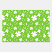 SHADES OF GREEN WITH WHITE IRISH SHAMROCKS GESCHENKPAPIER SET (Vorderseite)