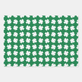 SHADES OF GREEN WITH WHITE IRISH SHAMROCKS GESCHENKPAPIER SET (Vorderseite)