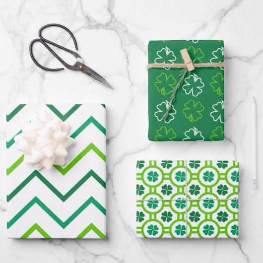 SHADES OF GREEN WITH WHITE IRISH SHAMROCKS GESCHENKPAPIER SET (Vorderseite)