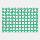 SHADES OF GREEN WITH WHITE IRISH SHAMROCKS GESCHENKPAPIER SET (Vorderseite 3)