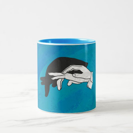 Shadow Anteater auf blau Zweifarbige Tasse (Mittel)