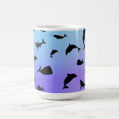 shadow fish shark whale on gradient ocean kaffeetasse (Mittel)