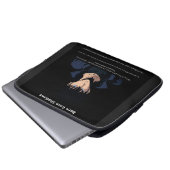 "Shadow Reborn" "The Silent Force" Laptopschutzhülle (Vorne Knopf)