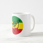 Shaka Hand mit Reggae-Farben Kaffeetasse (VorderseiteRechts)