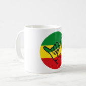 Shaka Hand mit Reggae-Farben Kaffeetasse (Vorderseite Links)