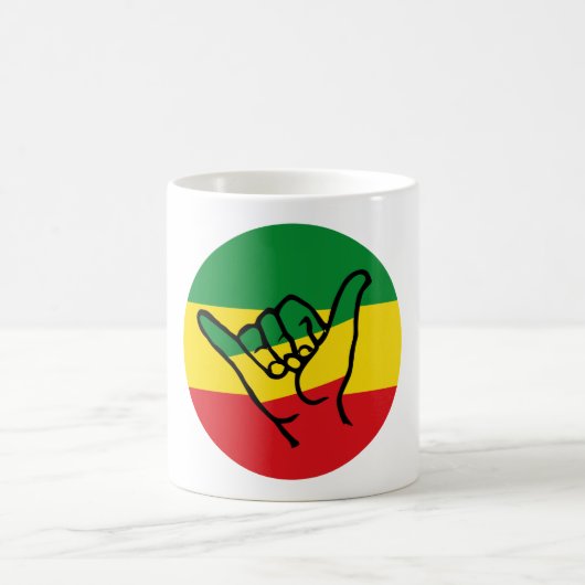 Shaka Hand mit Reggae-Farben Kaffeetasse (Mittel)