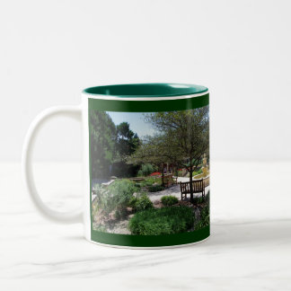 Shakespeari arbeitet Tasse im Garten