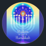 Shalom bei Hanukkah Menorah Lights & Star von Davi Runder Aufkleber<br><div class="desc">Eine Hanukkah-Menorah glänzt vor einem gelben, türkisfarbenen und blauen Hintergrund mit einem Kreis, der einem Kaleidoskop oder einem Glasfenster ähnelt. Der Stern von David leuchtet an der Spitze der zentralen Kerze (auch Shamash oder "Servant"-Kerze genannt), die die erste Kerze beleuchtet und alle anderen auf der Chanukah Menorah leuchtet. Shalom in...</div>