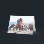 Shalom Star Hanukkah Card - geklappt Feiertagskarte<br><div class="desc">Eine wunderschöne Art,  Hanukkah Grüße diesen Urlaub zu schicken. Diese Hanukkah-Fotokarte mit dem Wort "Shalom" und dem Star of David verlasse viel Platz für eine individuelle Nachricht im Inneren. Suchen Sie nach weiteren koordinierenden Artikeln aus den Parcel Studios.</div>