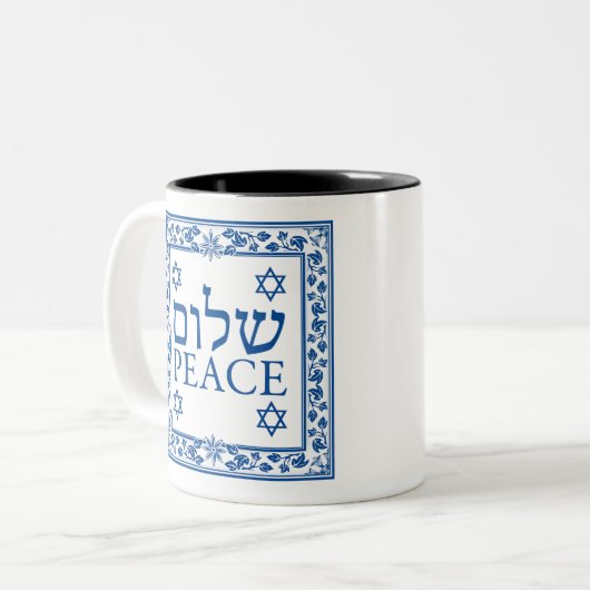 Shalom und Frieden auf Hebräisch und Englisch Zweifarbige Tasse (Vorderseite Links)