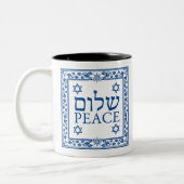 Shalom und Frieden auf Hebräisch und Englisch Zweifarbige Tasse (Links)