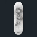 *~* Shamanic Dream Catcher Tribal Shaman Heilig Skateboard<br><div class="desc">* Western BOHO American Watercolor Abstrakte Dream Catcher Tour mit hübschen Feathers als Shamanic-Symbol für einen amerikanischen Spirituellen Heiler oder BOHEMIAM Design. * . *** Die Farben sind weich SCHWARZ-WEISS und GRAYS .. Dieses temperamentbasierte, beliebte boho kreative abstrakte moderne Träumerei- und Feathers-Design wird höchstwahrscheinlich von Shamans, Native American Healers, Counselors,...</div>
