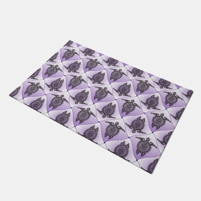 Shamanic Sea Turtles Pattern - violet Fußmatte (Schrägansicht)
