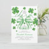 Shamrock Green Bow Lucky Charm 1st Birthday Einladung (Stehend Vorderseite)