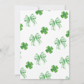 Shamrock Green Bow Lucky Charm 1st Birthday Einladung (Rückseite)