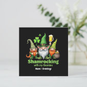 Shamrocking mit My Gnomies Funny St. Patrick's Einladung (Stehend Vorderseite)