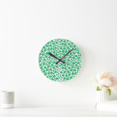 Shamrocks for St Patrick's Day Runde Wanduhr (Zuhause)