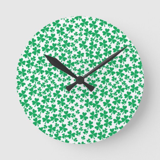 Shamrocks for St Patrick's Day Runde Wanduhr (Vorderseite)