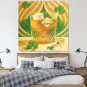 Shamrocks Irish Whiskey Tumbler "Sláinte!" Leinwanddruck (Insitu (Schlafzimmer))