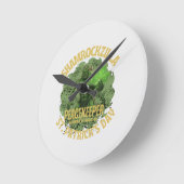 Shamrockzilla Peacekeeper: St. Patrick’s Day Kaiju Runde Wanduhr (Winkel)