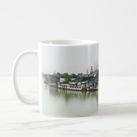 Shanghai, China, 30.03.2017, Historischer Bui aus Kaffeetasse (Links)