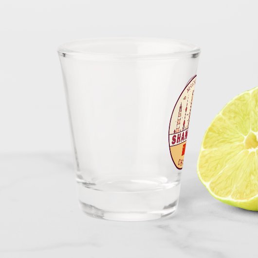 Shanghai China City Skyline Emblem Schnapsglas (Links)