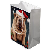 Shar Pei Dog in Schnee Weihnachten Mittlere Geschenktüte (Rückseite Schrägansicht)