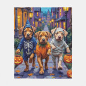 Shar Pei Dogs Trick-or-Treating Halloween Costumes Fleecedecke (Vorderseite)