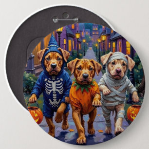 Shar Pei Hunde beim Trick-or-Treaten Halloween-Kos Button