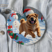 Shar Pei läuft im Schnee mit Weihnachtshut Button (Beispiel)