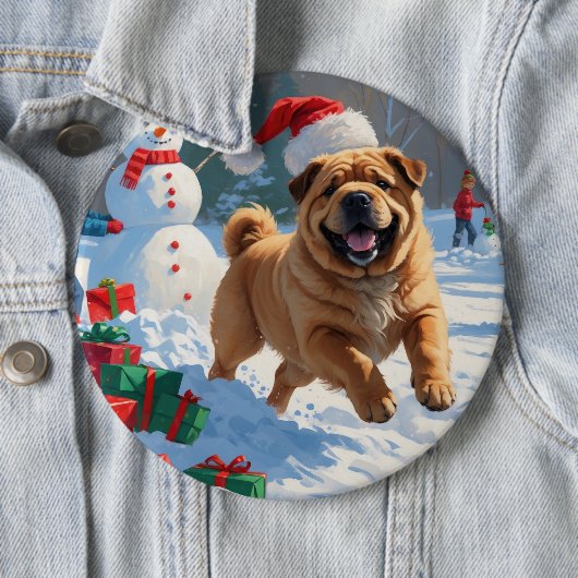 Shar Pei läuft im Schnee mit Weihnachtshut Button (Beispiel)