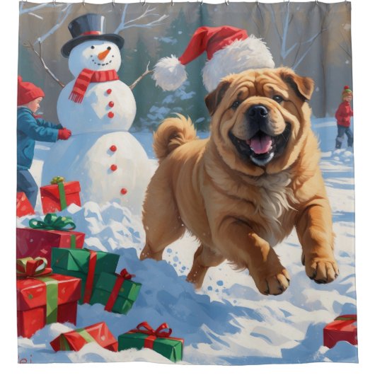 Shar Pei läuft im Schnee mit Weihnachtshut Duschvorhang (Vorderseite)