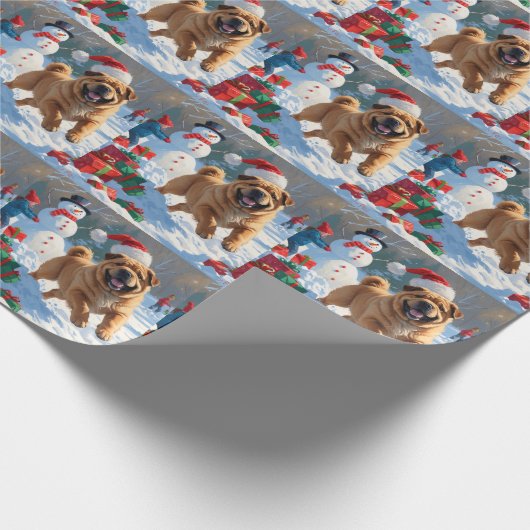 Shar Pei läuft im Schnee mit Weihnachtshut Geschenkpapier (Ecke)